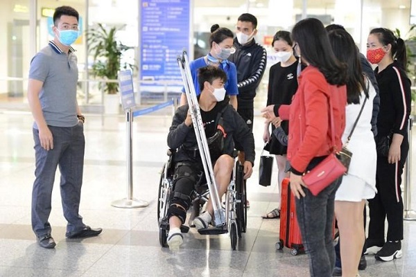 Duy Mạnh phải xét nghiệm Covid-19 trước khi điều trị chấn thương lần thứ hai