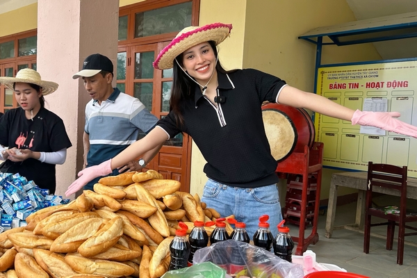 Hoa hậu Tiểu Vy mang hàng tấn quà tặng lên vùng cao