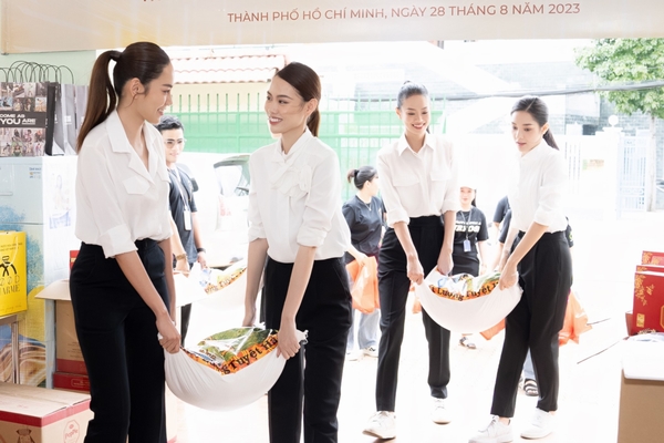 Vừa đăng quang, Top 5 Miss Grand Vietnam 2023 giản dị đi từ thiện