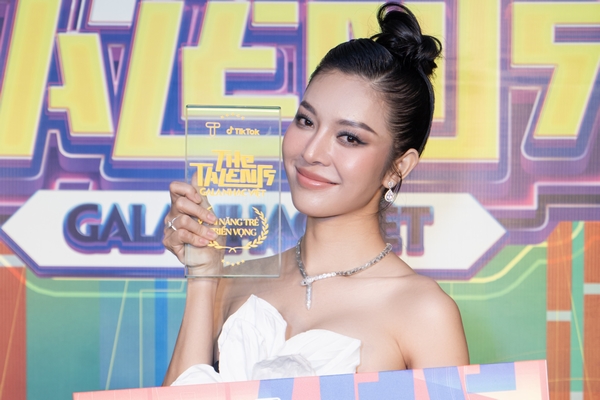 Bùi Lý Thiên Hương nhận giải âm nhạc sau dừng chân tại ‘The New Mentor’