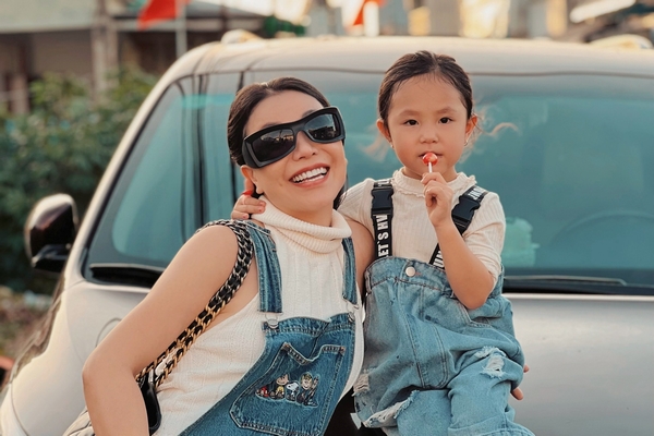 Trà Ngọc Hằng và con gái Sophia diện đồ đồng điệu