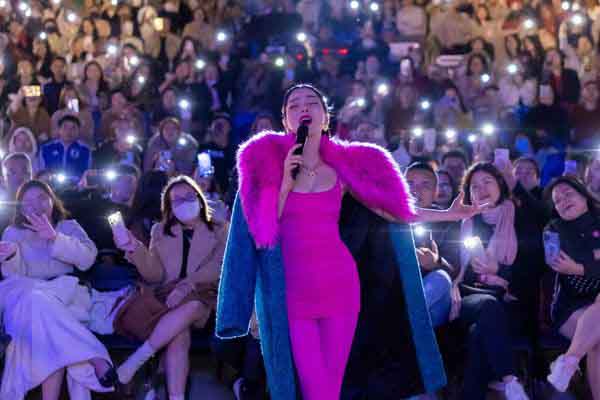 Lệ Quyên giới thiệu ‘The Best cover’ cùng hàng ngàn khán giả giữa trời đông