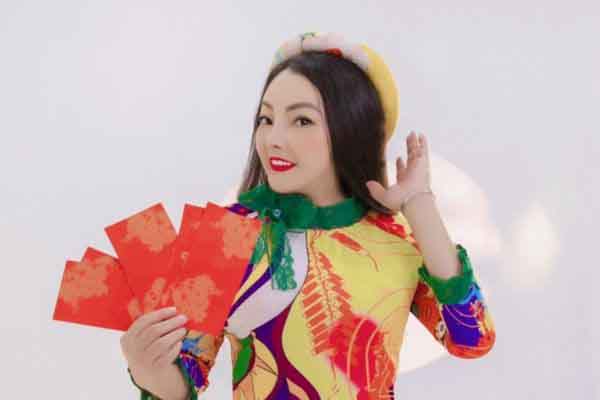 Ca sĩ Khả Tú rạng rỡ trong bộ ảnh áo dài, mừng xuân Quý Mão 2023