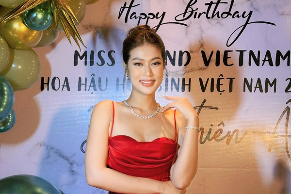 Thiên Ân đón sinh nhật tuổi 23 ‘bất ổn’ cùng hội chị em