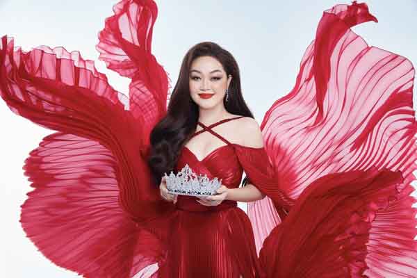 ‘Chiến binh nghìn máu’ Hoàng Thanh Nga đến với ‘Mrs Universe 2023’