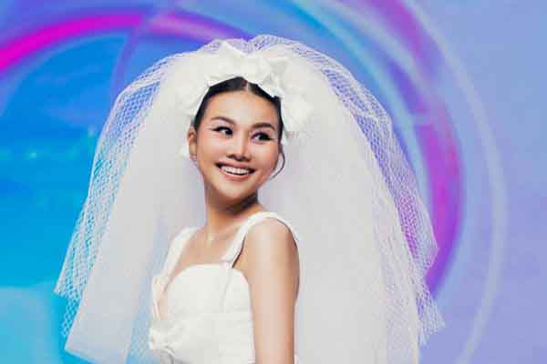 Thanh Hằng hóa ‘cô dâu Lolita’, tỏa sáng trên sàn runway