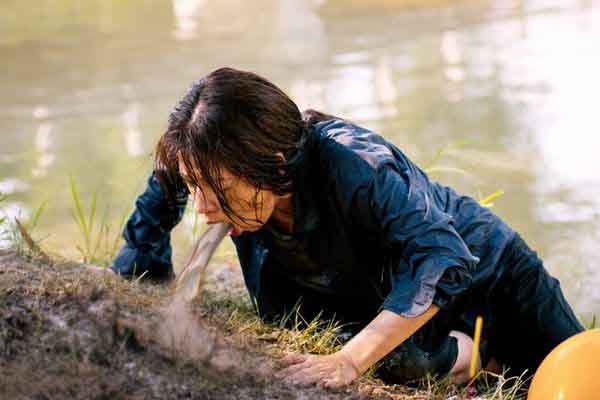 Puka lăn xả ngủ ở chợ cá, ăn bùn, bới rác khi đóng ‘Kẻ độc hành’