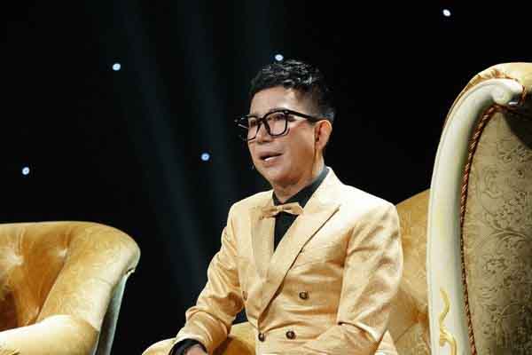 Long Nhật khóc nức nở khi nghe ca sĩ đường phố Y Nguyên hát ‘Sa mưa giông’