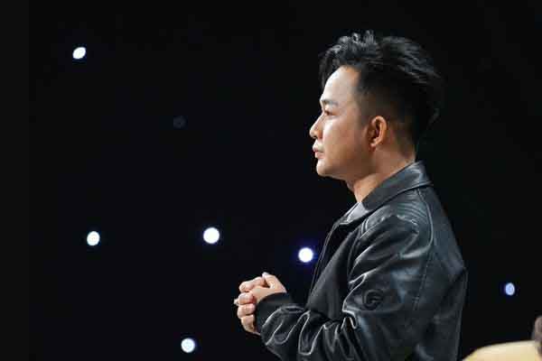 ‘Hotboy công sở’ khiến Quách Tuấn Du toát mồ hôi lạnh là ai?