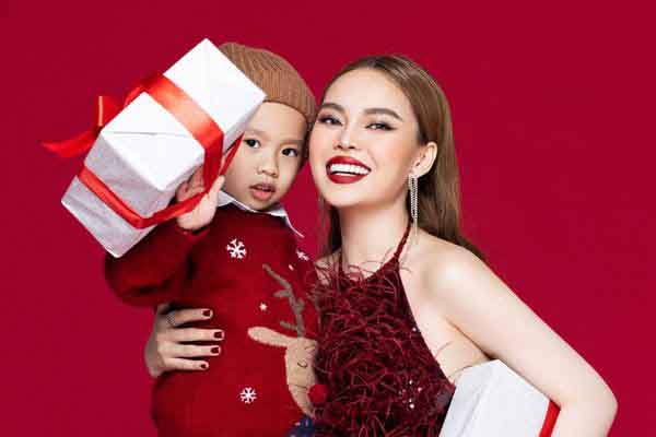 Giang Hồng Ngọc khoe dáng ‘căng nét’ ở tuổi 33, đón Giáng sinh cùng ‘Hoàng tử bé’