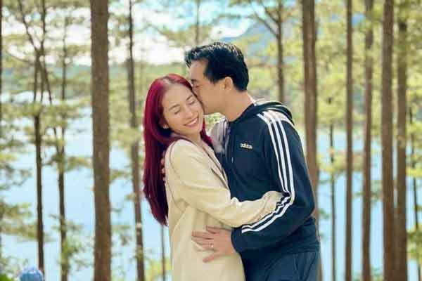 Dương Khắc Linh trao nụ hôn thắm thiết cho bà xã giữa đồi thông Đà Lạt