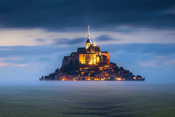 Độc đáo lâu đài cổ tích ẩn hiện giữa biển và mây