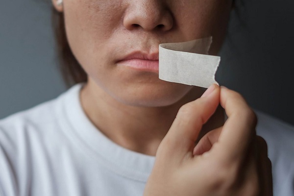 Dán miệng khi ngủ, trào lưu tiềm ần nhiều nguy hại cho sức khỏe