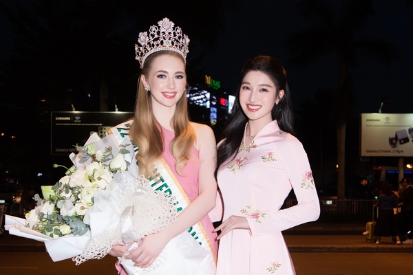 ‘Thần tiên tỷ tỷ’ Phương Nhi đọ sắc cùng ‘Búp bê ngoài đời thực’ Jasmin Selberg