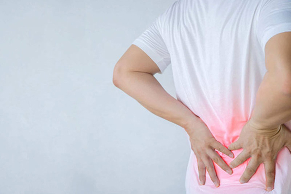 Nguy cơ đau lưng mạn tính ở người trẻ, làm sao để chữa?