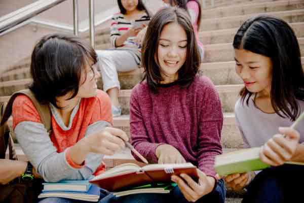 Cùng con vượt qua tuổi dậy thì cùng 5 đầu sách hay về giới tính