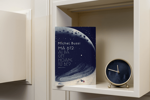 Michel Bussi đưa độc giả chu du qua bao miền đất trong một cuộc truy tìm manh mối