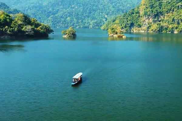 Hồ Ba Bể  và vẻ đẹp như thần tiên bước ra từ cổ tích