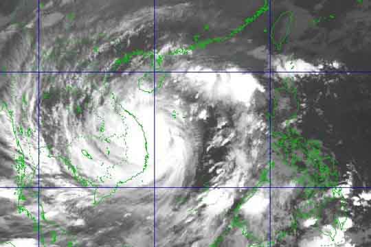 Bão số 9 giật cấp 15 đang trên vùng biển Đà Nẵng – Phú Yên, cách Quảng Ngãi 115 km, gây mưa to ở miền Trung