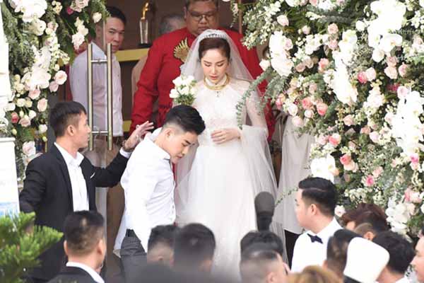 Hot nhất: Cô dâu Bảo Thy xuất hiện bên dàn siêu xe nhà chồng đại gia