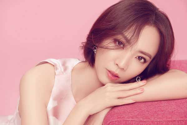 Tiến Luật vừa tuyên bố ra riêng, Thu Trang tung ngay loạt ảnh đẹp mê hồn ‘níu chân’