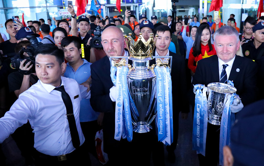Cúp vô địch Ngoại hạng Anh và cúp Liên đoàn Anh đã tới Việt Nam