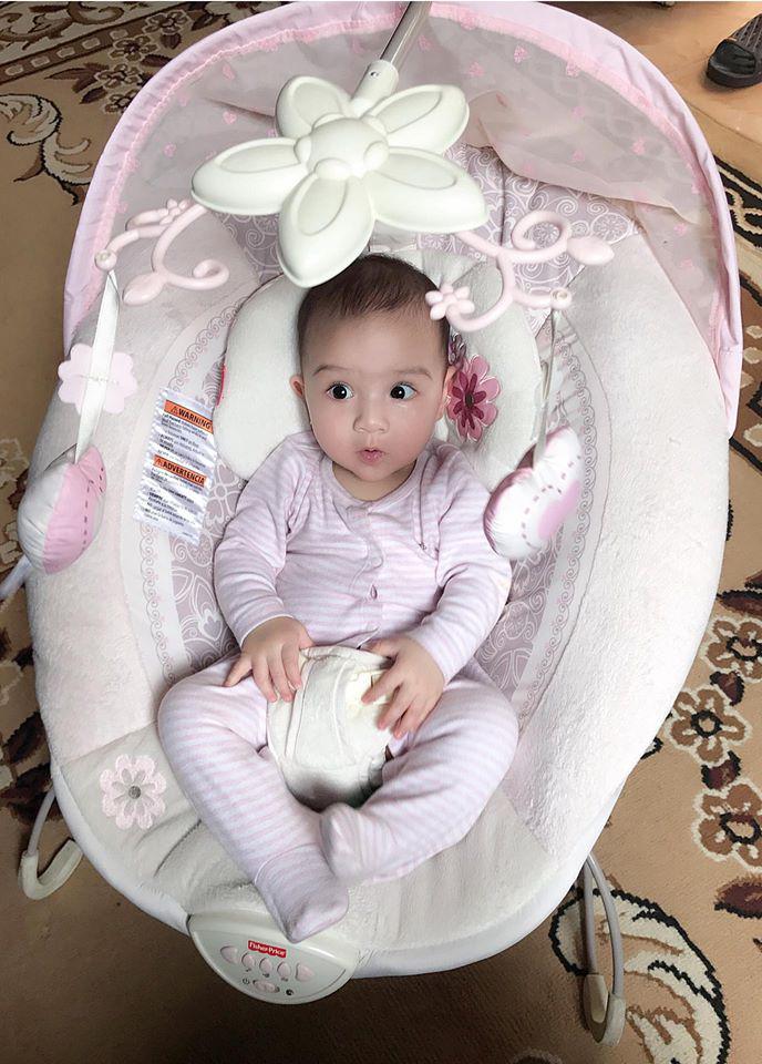 Cùng “chết mê chết mệt” bởi đôi mắt to tròn của em bé này