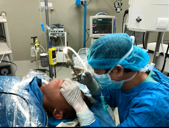 Một con đỉa còn sống được gắp ra từ họng bệnh nhân