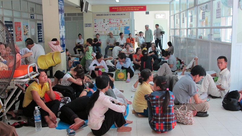 Bệnh viện ở Sài Gòn quá tải – căn tin thành buồng bệnh