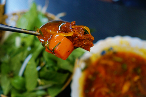 Quán bò kho trong hẻm của người Ấn Độ thu hút khách gần xa