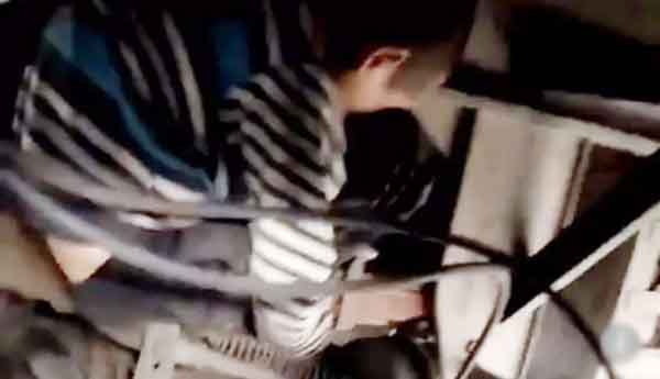 Một cậu bé 9 tuổi đã nấp dưới gần xe tải suốt 8 tiếng