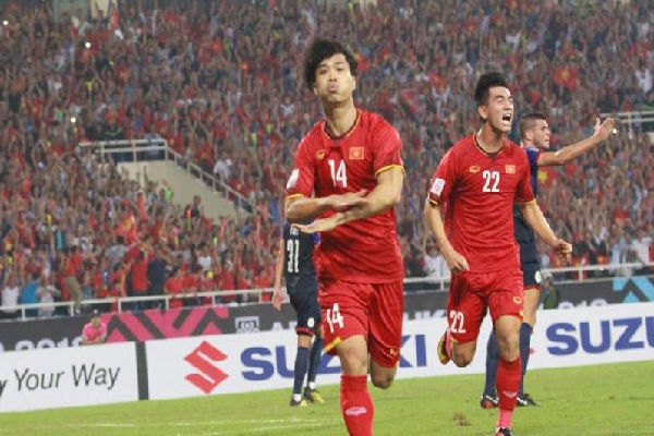 Cổ động viên Việt Nam tưng bừng mừng chiến thắng trước Philippines