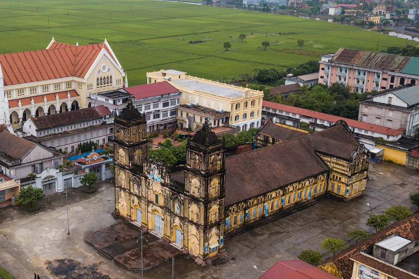 Vẻ đẹp của nhà thờ Bùi Chu sắp hạ giải