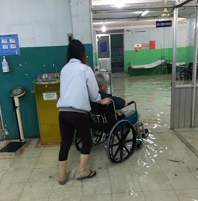 Bác sĩ phải lội bì bõm làm việc vì mưa lớn ngập bệnh viện