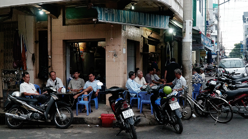 Quán cà phê luôn đông khách lớn tuổi ở An Giang