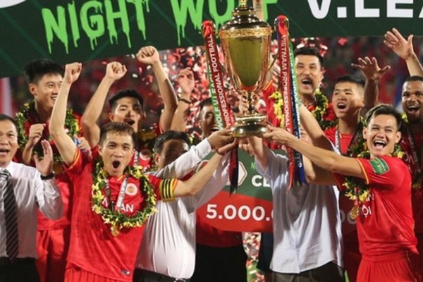 Bóng đá Việt Nam: Không còn là chuyện riêng của nhà giàu cũng khóc