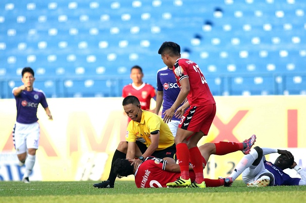 Tuyển thủ U20 suýt cắn lưỡi, may mắn được trọng tài cứu sống