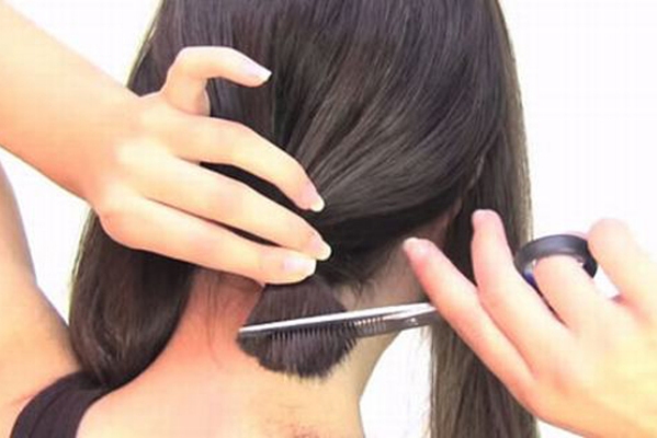 Tự cắt tóc ở nhà vừa tiết kiệm vừa tuân thủ lệnh cách ly