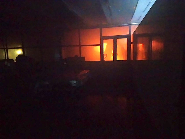 Tan hoang hiện trường vụ cháy xưởng bánh kẹo 2.000m2 tại Bình Tân