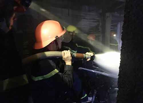 Một khu chợ ở Nghệ An bùng cháy trong đêm