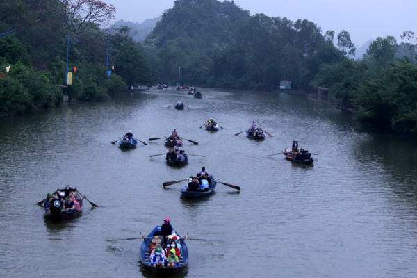  Chùa Hương nhộn nhịp du khách thập phương