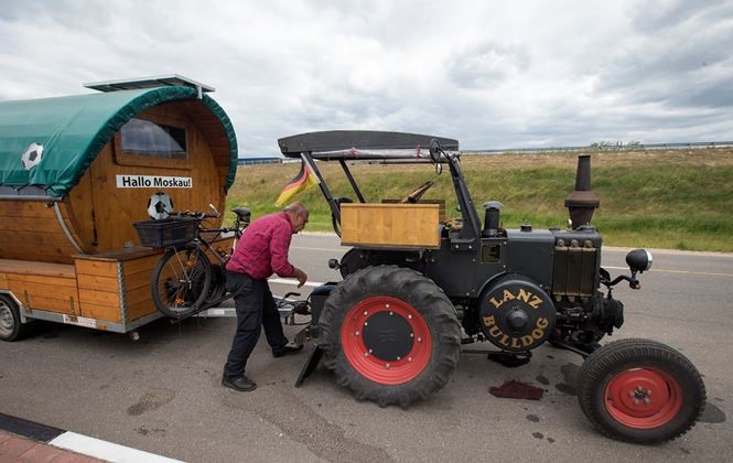 Một cụ ông 70 lái máy kéo từ Đức sang Nga xem World Cup
