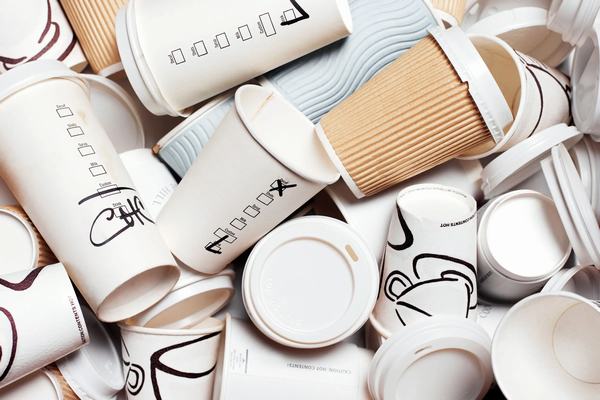 Cốc giấy cà phê không an toàn cho môi trường và sức khỏe