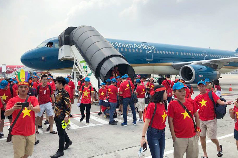 Tuyển Việt Nam bay sang Malaysia chiều nay, Vietnam Airlines tăng chuyến bay đưa cổ động viên cổ vũ chung kết