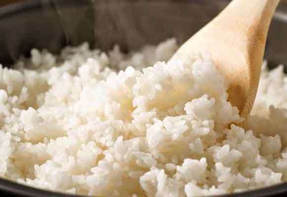 Tại sao cần để cơm nguội vào tủ lạnh sau một tiếng kể từ lúc nấu chín?