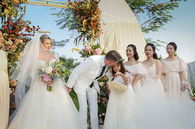 Nụ hôn chú rể dành cho cô bé con riêng của cô dâu