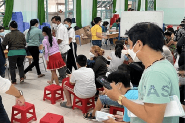 Dịch COVID-19 phức tạp trở lại, TP.HCM mở tháng cao điểm tiêm vắc xin cho trẻ