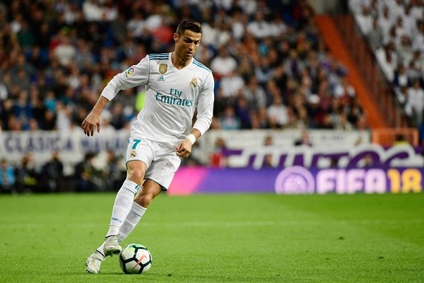 Ronaldo hoãn “đua” Pichichi với Messi