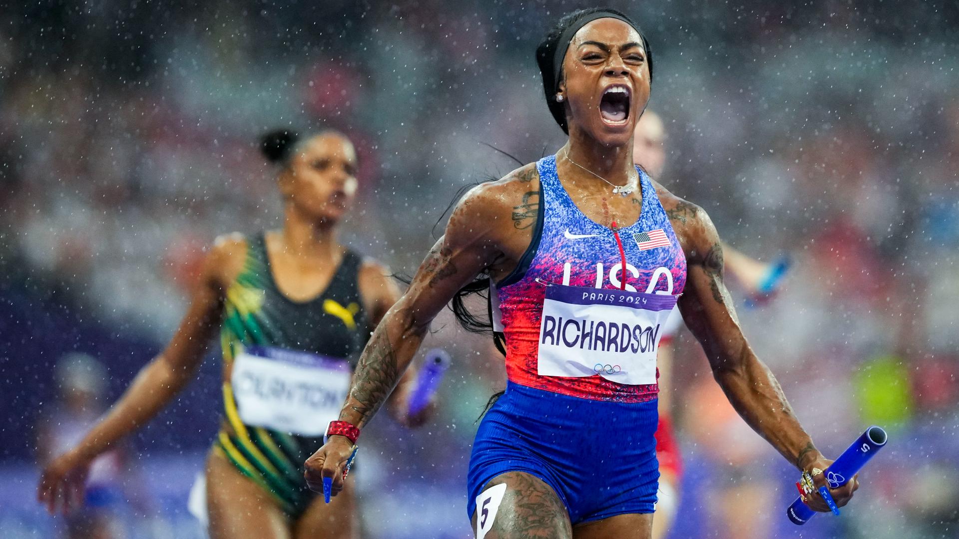 Giữa trời mưa, nữ hoàng tốc độ Mỹ Sha’Carri Richardson đã làm nên lịch sử tại Olympic