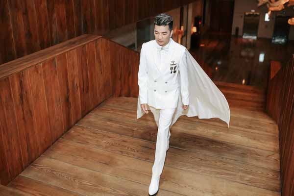 Khán giả khuyết tật đi xe 12 tiếng để gặp mặt, Đàm Vĩnh Hưng tặng 15 triệu đồng